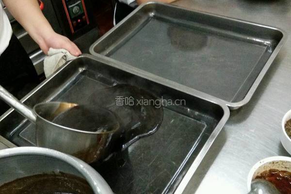 蜜汁龟苓膏的做法图解2