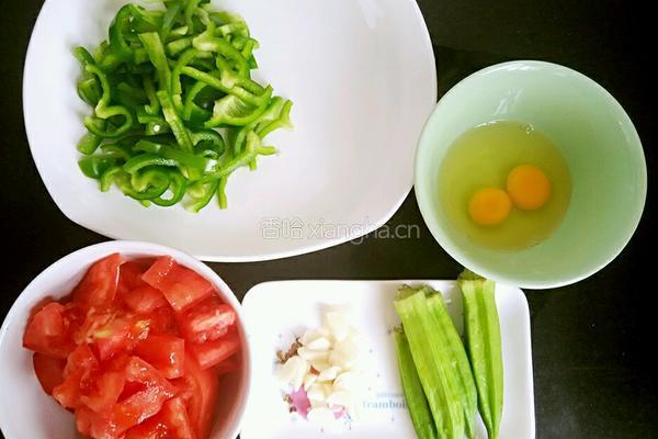 番茄秋葵菜椒炒鸡蛋的做法图解1