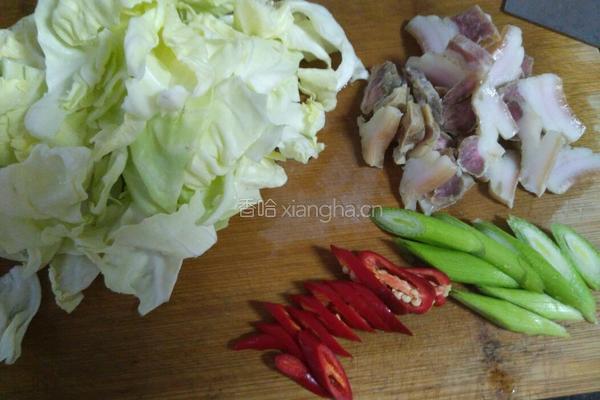 卷心菜炒腊肉的做法图解1