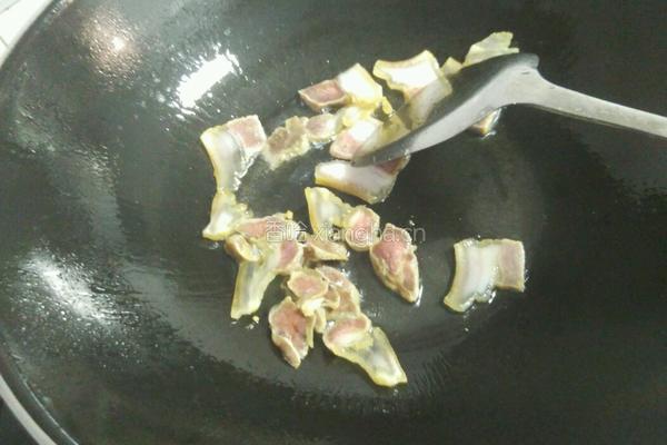 卷心菜炒腊肉的做法图解2