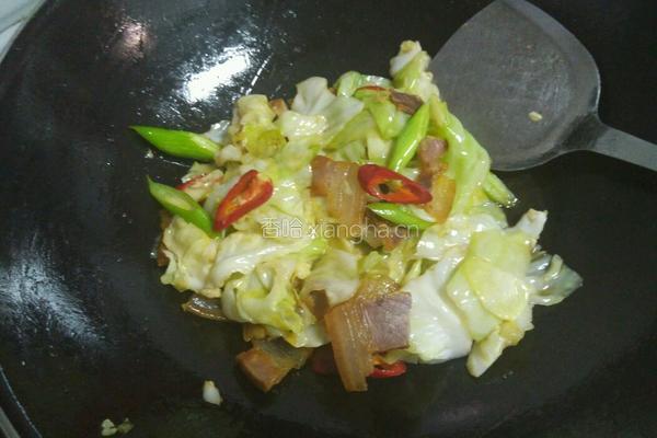 卷心菜炒腊肉的做法图解4