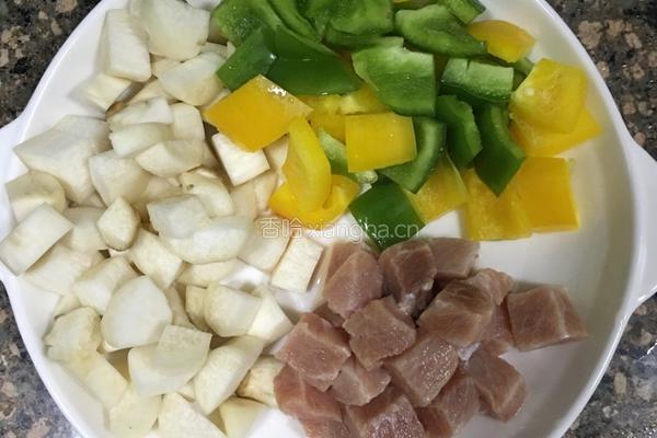 彩椒炒鸡腿菇的做法图解2