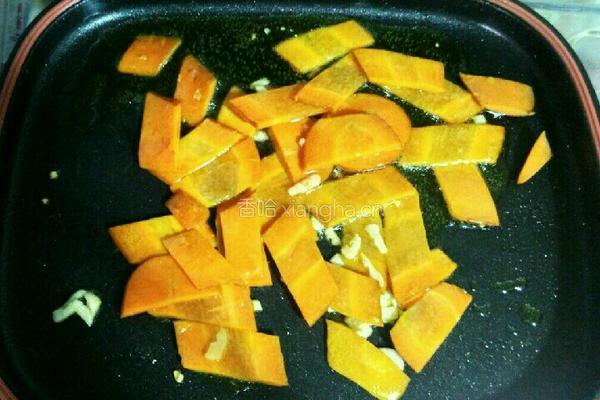 香菇炒胡萝卜尖椒丝的做法图解7