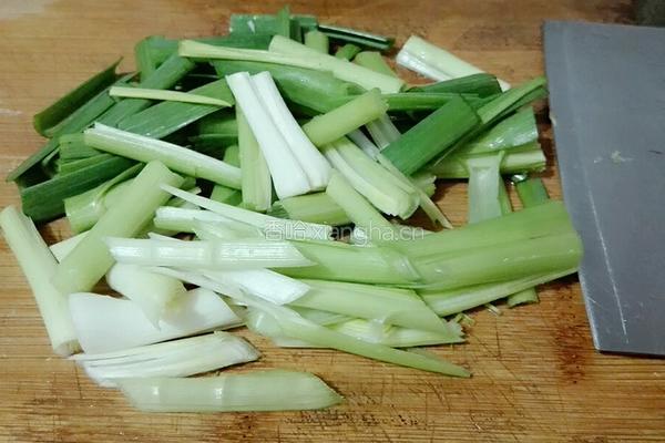 蒜苗小炒肉的做法图解2