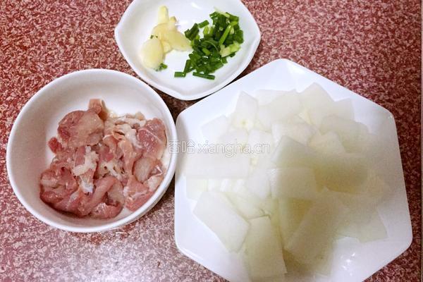 白萝卜炒肉片的做法图解1