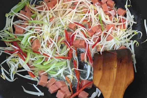 绿豆芽炒粉虫的做法图解7