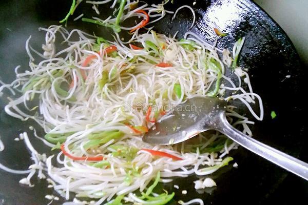双椒炒绿豆芽的做法图解10