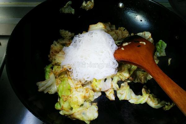 粉丝卷心菜的做法图解3
