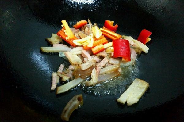 卷心菜炒腊肉的做法图解5