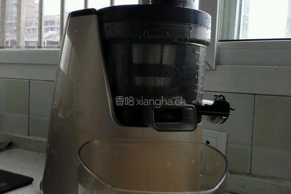 小麦草苹果汁的做法图解3