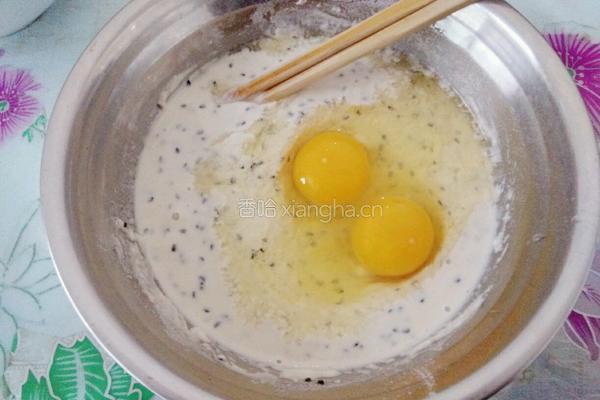 鸡蛋饼卷火腿肠的做法图解3