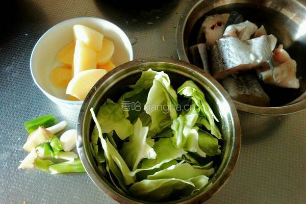 明太鱼炖土豆卷心菜的做法图解1