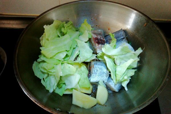 明太鱼炖土豆卷心菜的做法图解3