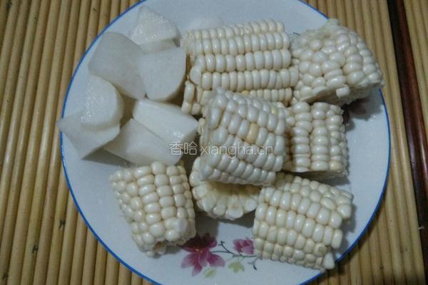 排骨玉米白萝卜汤的做法图解1