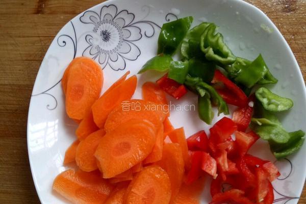彩椒木耳炒肉片的做法图解2