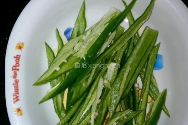 青椒炒烧鸡翼的做法图解1