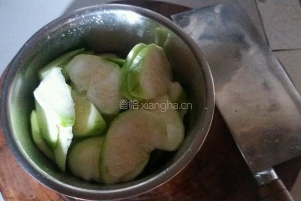 丝瓜肉片汤和酱油辣蒜碟的做法图解1