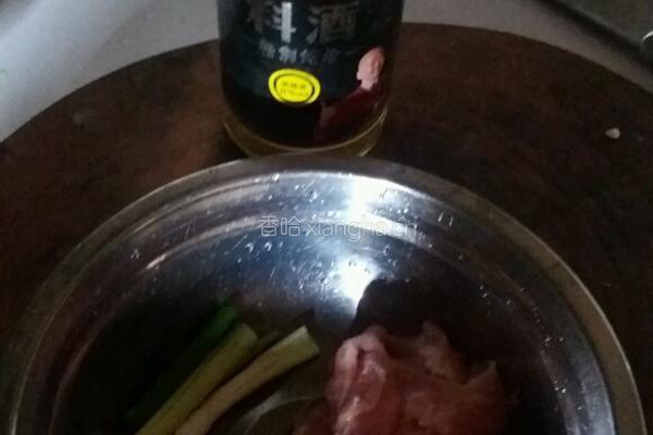 丝瓜肉片汤和酱油辣蒜碟的做法图解4