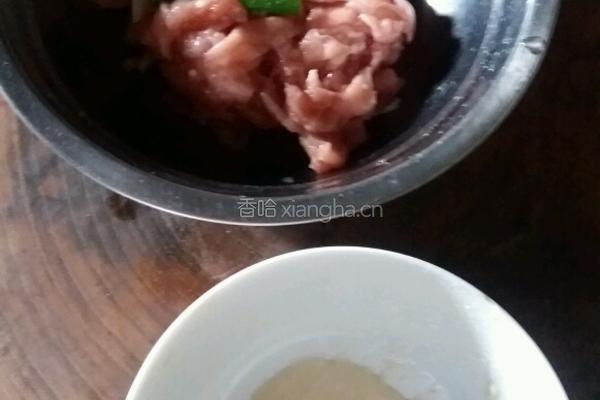 丝瓜肉片汤和酱油辣蒜碟的做法图解5