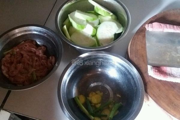 丝瓜肉片汤和酱油辣蒜碟的做法图解6