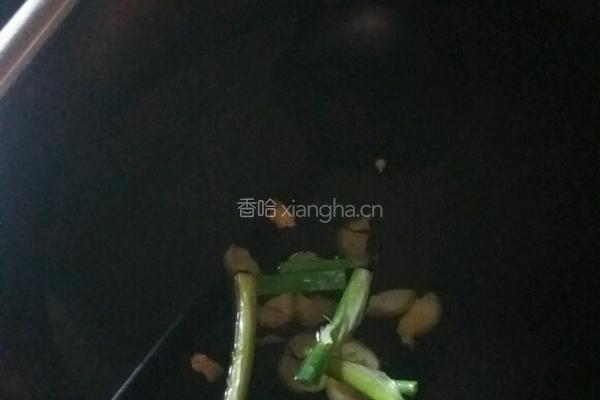 丝瓜肉片汤和酱油辣蒜碟的做法图解7