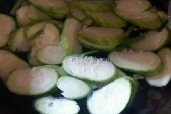 丝瓜肉片汤和酱油辣蒜碟的做法图解8