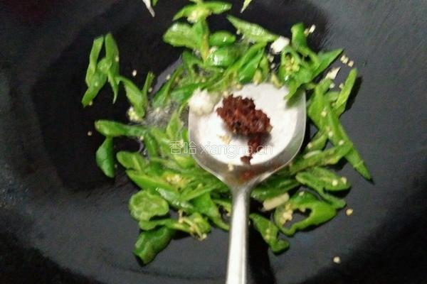 青椒秘制炒香干的做法图解5