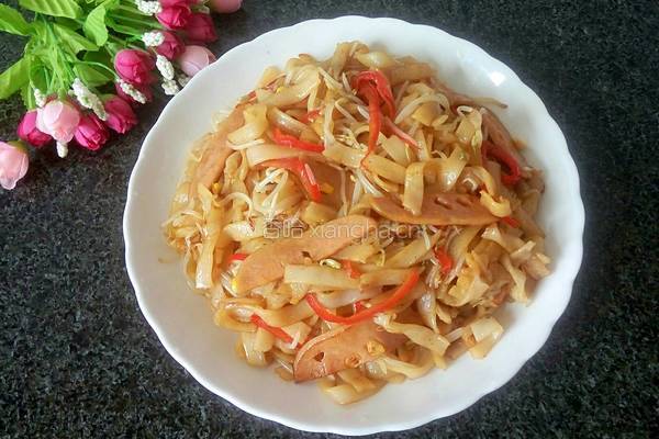 绿豆芽炒河粉