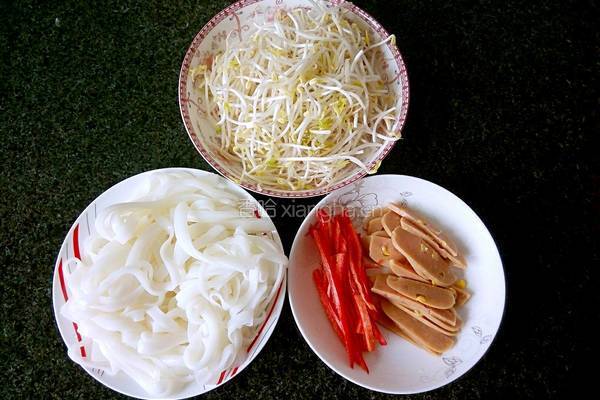 绿豆芽炒河粉的做法图解1