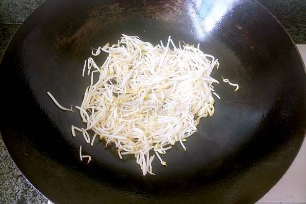 绿豆芽炒河粉的做法图解4