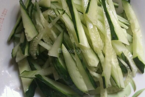 凉拌金针菇黄瓜的做法图解2