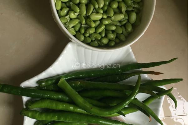 尖椒毛豆炒肉的做法图解1