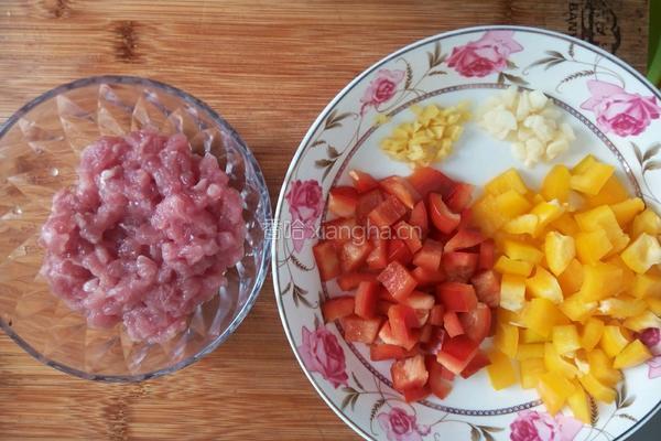 彩椒炒毛豆丁的做法图解2