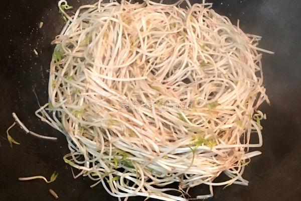 韭菜炒绿豆芽的做法图解4
