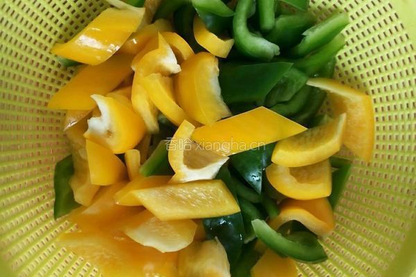 彩椒炒肉的做法图解1