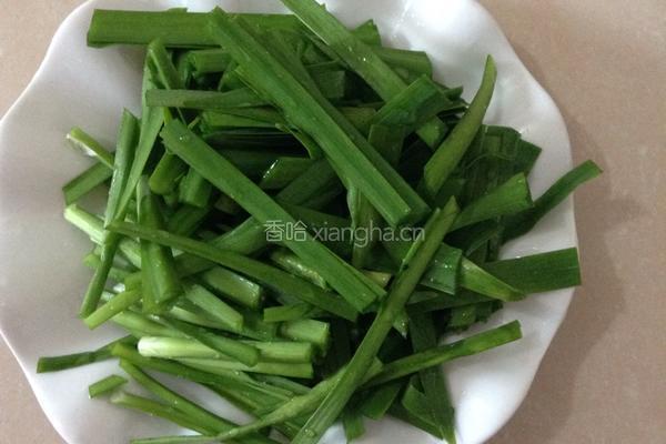 绿豆芽炒韭菜的做法图解2