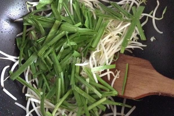 绿豆芽炒韭菜的做法图解4
