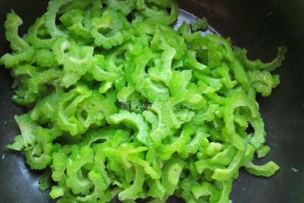 虾皮拌苦瓜的做法图解2