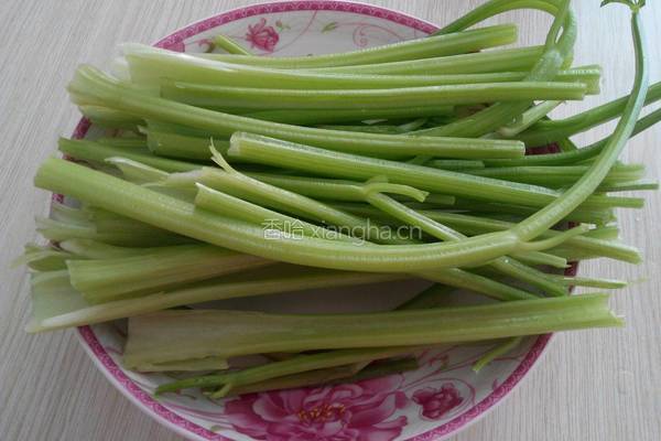 松软龙利鱼芹菜包子的做法图解2