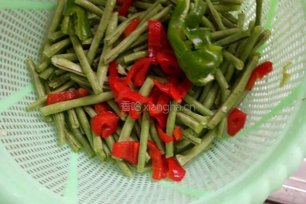 彩椒炒豇豆的做法图解1