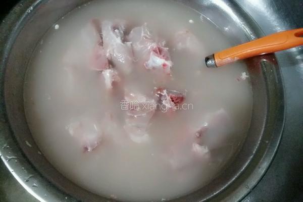 白萝卜小排汤的做法图解1