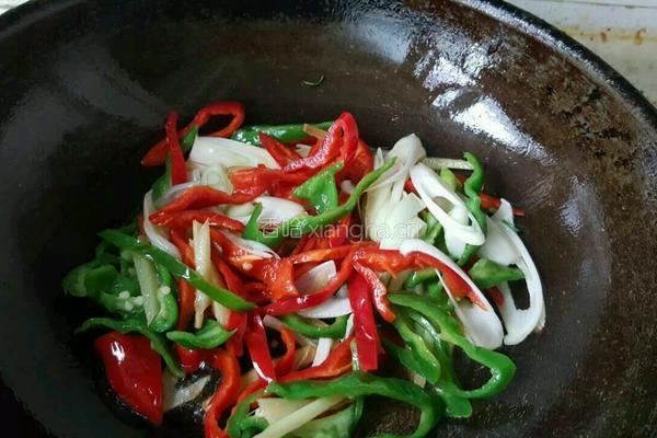 圣女果搭炒肥肠的做法图解6