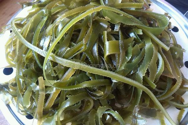 凉拌红椒豇豆海带丝的做法图解1