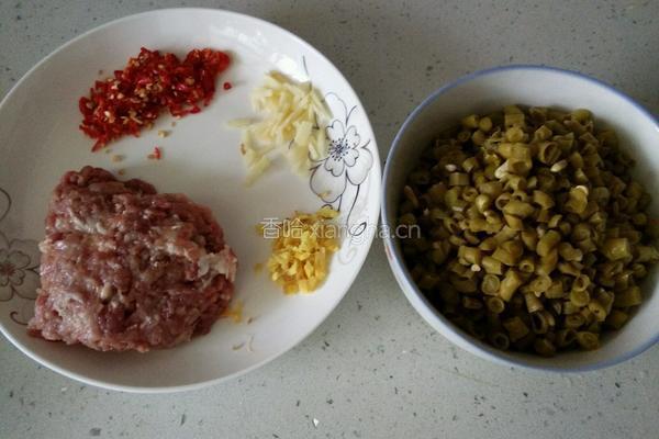 酸豆角炒肉沫的做法图解1