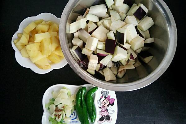 茄子土豆素汤的做法图解1