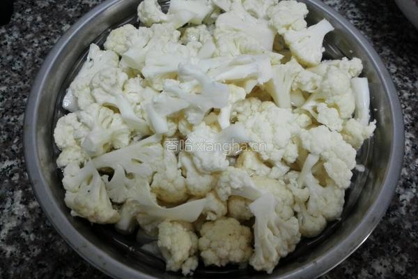 花菜炒肉的做法图解1
