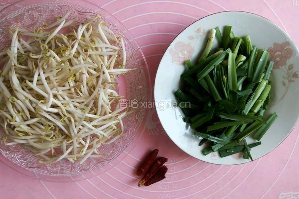 绿豆芽炒韭菜的做法图解3