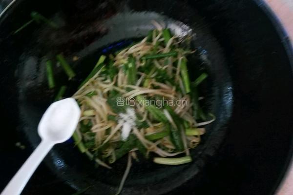 绿豆芽炒韭菜的做法图解9