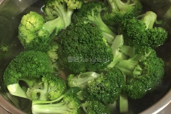 西兰花炒肉的做法图解2
