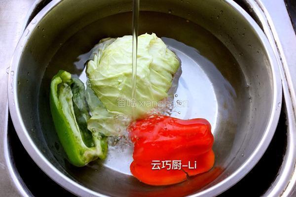 卷心菜炒大虾的做法图解2